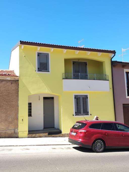 La Casa Del Sole - Casa Vacanze Uri Luaran gambar